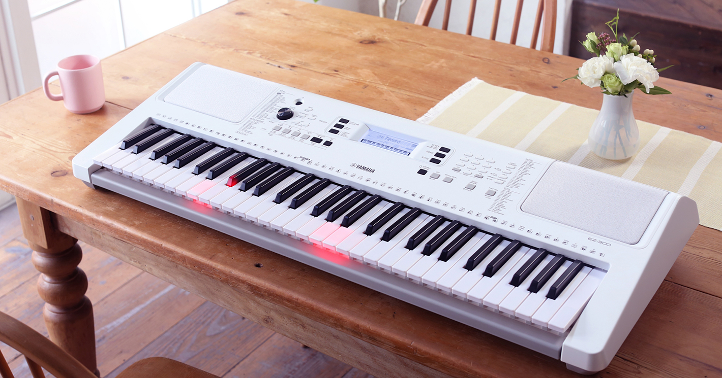 ヤマハ | 光る鍵盤で憧れの曲も弾けるように！初心者も楽しめる電子キーボードの新モデル「EZ-300」 | Web音遊人（みゅーじん）