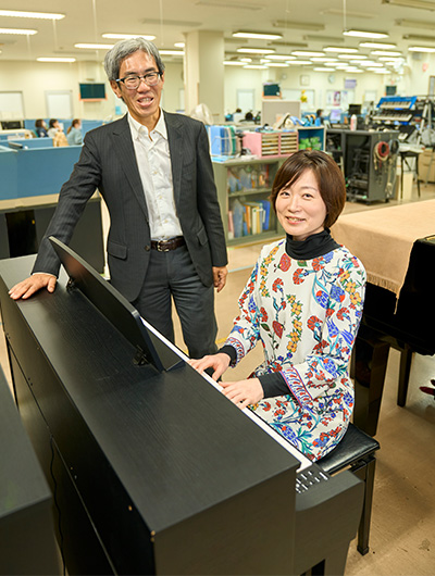 お客様コミュニケーションセンターの平井大生さん（左）と電子楽器事業部の尾藤栄里子さん（右）