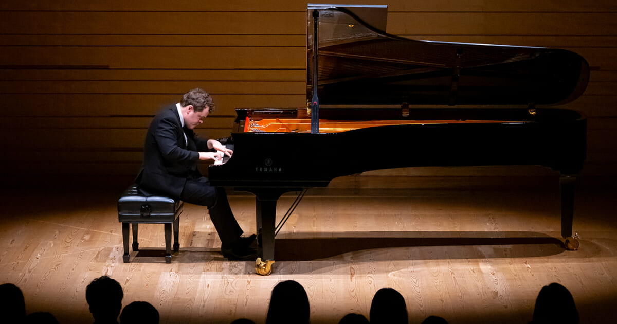 録音史上トップ・ピアニスト50の一人が描いた繊細かつ絢爛豪華な音楽絵巻／ベンジャミン・グローヴナー ピアノ・リサイタル