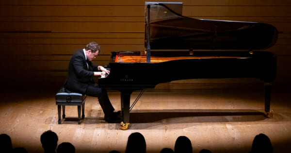 録音史上トップ・ピアニスト50の一人が描いた繊細かつ絢爛豪華な音楽絵巻／ベンジャミン・グローヴナー ピアノ・リサイタル