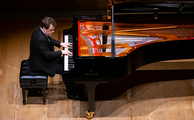 ベンジャミン・グローヴナー　公演中の写真