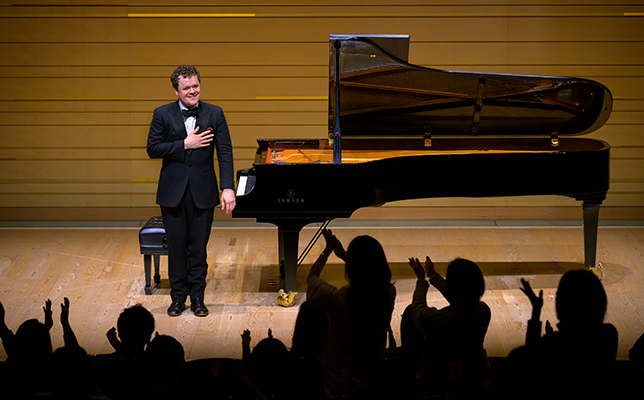 ベンジャミン・グローヴナー　カーテンコールの写真