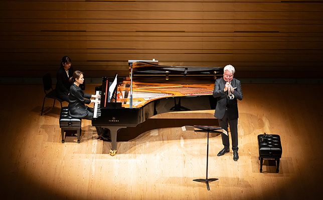 ホーカン・ハーデンベルガー 演奏中の写真