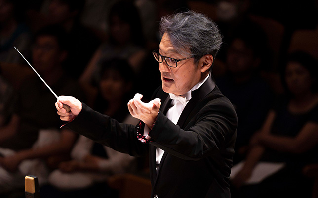 指揮する千住明の写真