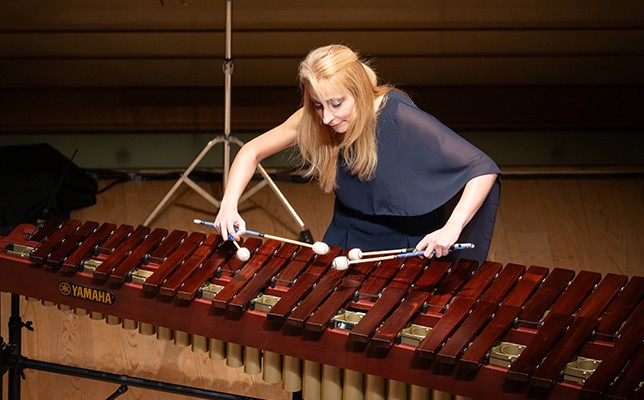 イレナ・マノロヴァ 演奏中の写真