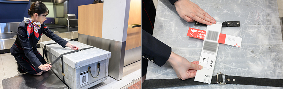 コンテナの中の状態を確認して蓋を閉じたら、係員がベルトで固定し、荷物用タグを付けてくれる。