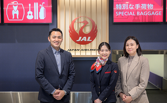 カウンター対応についてお話をお伺いした(株)JALスカイ羽田事業所空港オペレーション業務部計画・運用グループの井澤アニース信之さん（左）と森沙織さん（右）。空港オペレーション第2部第2グループの小牧梓乃さん（中）。※所属は取材時点