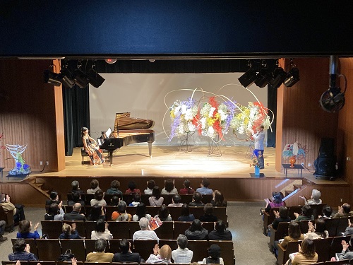 福岡市美術館　 インスタレーション芸術を創出した「花とピアノの饗宴」