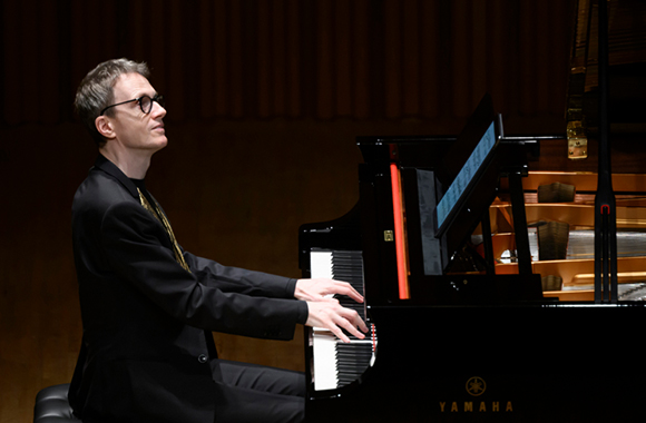 パリのピアニスト、アレクサンドル・タローが多彩なプログラムで観客を魅了